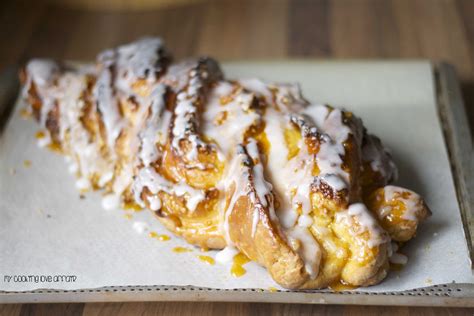 Mehl zugeben und alles zu groben streuseln verkneten. Hefezopf mit Marzipan und Aprikosenglasur • cookingaffair.de