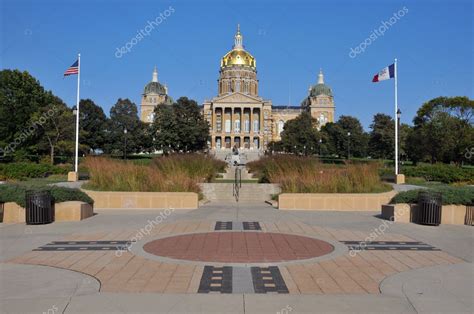 Des Moines Iowa State Capitol Building Stock Photo By ©prairierattler
