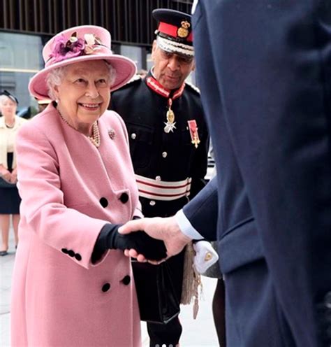 Itália apresentará ação judicial contra pfizer nesta segunda. Rainha Elizabeth já tem compromisso marcado para ...