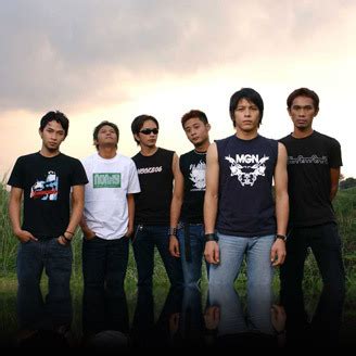 C g am em waktu terasa semakin berlalu f c am g tinggalkan cerita tentang kita c g am em akan tiada lagi kini tawamu f c am g tuk hapuskan semua sepi di hati. Chord Gitar dan Lirik Lagu Peterpan - Semua Tentang Kita ...