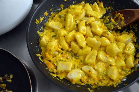 Ñoquis, preparar los ñoquis de sémola, y la salsa blanca como se indica. Ñoquis de sémola con salsa de azafrán y pistachos - khora