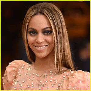 Beyonce Strips Down Bares Baby Bump In Even More Pregnancy Photos Beyonce Knowles Pregnant