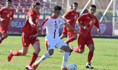Македонската репрезентација до години одигра против соодветната репрезентација на Србија