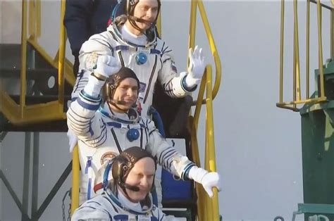soyuz launches to the space station with the first all russian cosmonaut crew in 22 years
