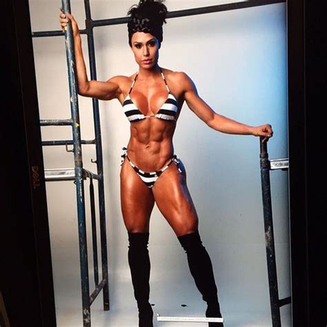 Depois de foto nua Gracyanne Barbosa posa só de biquíni e impressiona por corpo musculoso