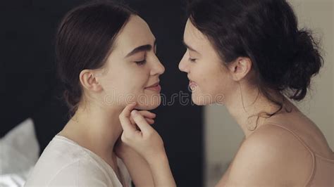 Lesbische Umarmende Und Beim Im Bett Zusammen Zu Hause Liegen Lächelnde Paare Junge Lesbenküsse