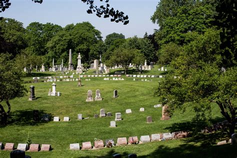 A Hemmed In Cemetery Finds A Bit More Space The New York