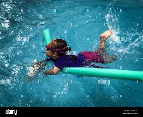 Schwimmunterricht Fotos Und Bildmaterial In Hoher Auflösung Alamy