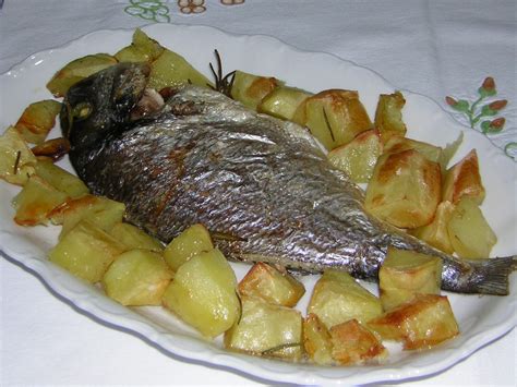 La ricetta tipica pugliese con le varianti possibili. Orata al forno con patate | In cucina con zia Lora