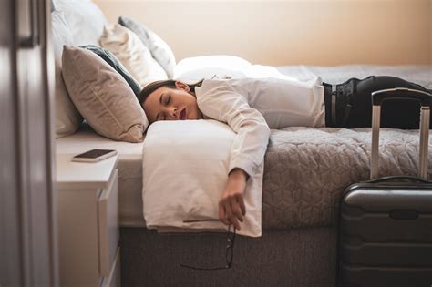 How To Sleep In The Hotel Room Soundly And Avoid Jet Lag