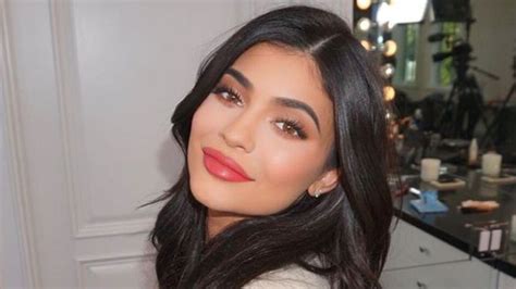 psa kylie jenner s removed her lip filler rip that trend