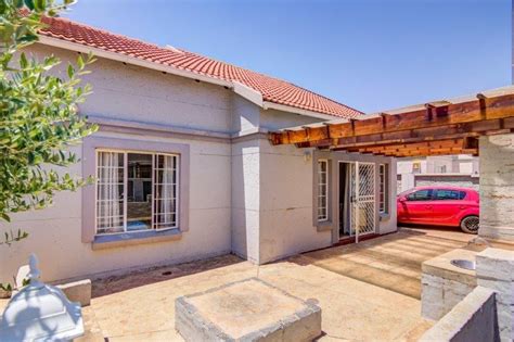 3 Bedroom Townhouse For Sale In Terenure Remax Of Southern Africa