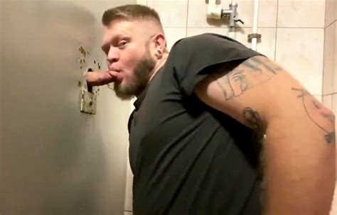 Vídeo Caminhoneiro macho viraliza no banheirão