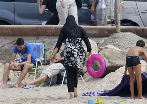 انتقاد از آزادی پوشیدن بیکینی زنان در ساحل عربستان سعودی ایران اینترنشنال