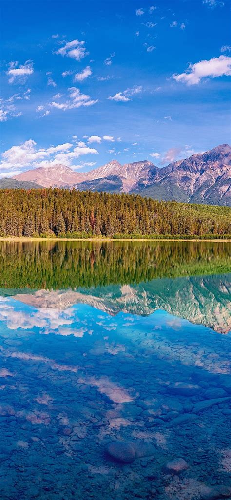 Güzel Doğa Manzarası Göl Dağlar Ağaçlar Su Yansıması Kanada