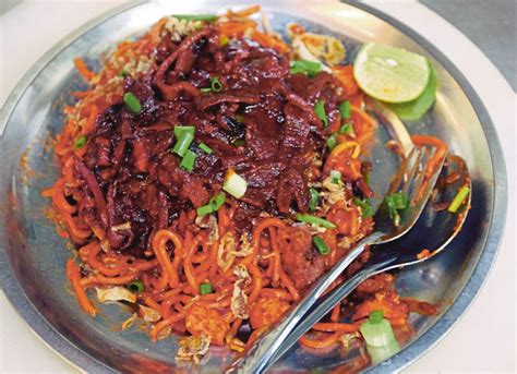 Hameed 'pata' special mee is hidden in a small food court next to the famous fort cornwallis. Mee Goreng Hamid Pata - menarikdi.com