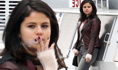 selena gomez puffs on cigarette while filming paul rudd drama in georgia daily mail online