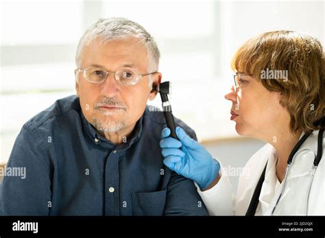 Otorrinolaringología Revise El Oído Usando Un Otoscopio Médico Que
