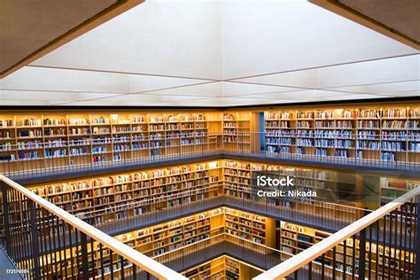 Biblioteca De Moderna Foto De Stock Y Más Banco De Imágenes De