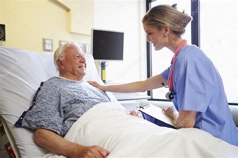 Nurse Talking To Senior Male Patient In Hospital Room — Stock Photo