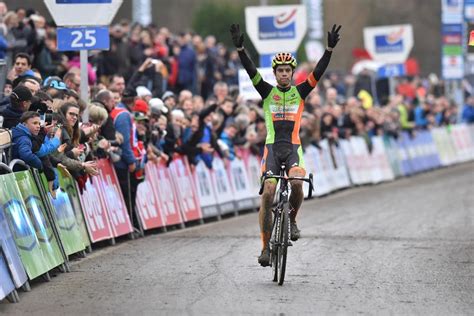 Videowout van aert heeft de twintigste etappe van de tour de france gewonnen. Bezeten Wout Van Aert domineert op Balenberg, Nys vecht ...