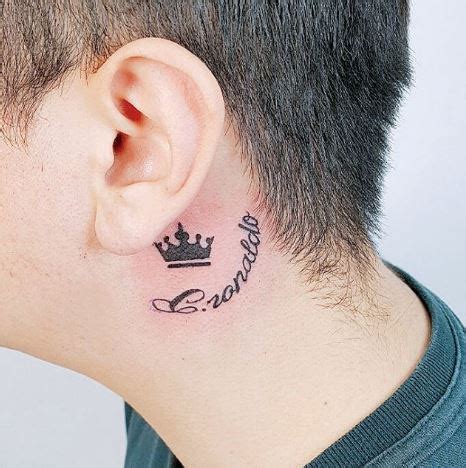 Nhưng ở mỗi vùng miền, quốc gia, đảng phái thì mỗi hình xăm lại có một ý nghĩa riêng biệt và khác nhau. Hình Xăm Sau Tai Cho Nam Đẹp ️ Tattoo Mini Sau Tai Chất