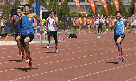 Los 400 metros lisos o 400 metros planos es una prueba de velocidad mantenida del atletismo actual en la que los atletas corren por cada carril en que se divide la pista, situándose a distintas alturas para así evitar que las personas de los carriles exteriores recorran más metros que los de los carriles. Salta Alberto Álvarez sus marcas en evento atlético ...