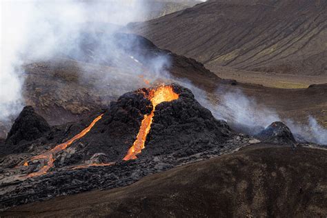 Eruption Of Iceland Volcano Easing Not Affecting Flights Pbs News