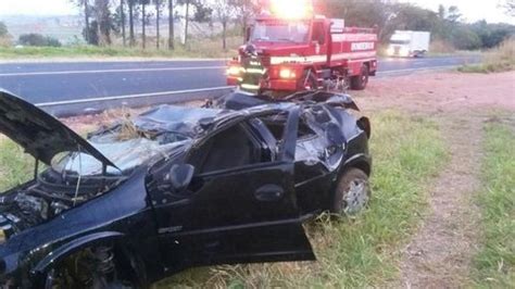 Capotamento deixa duas pessoas feridas em rodovia de Tupã