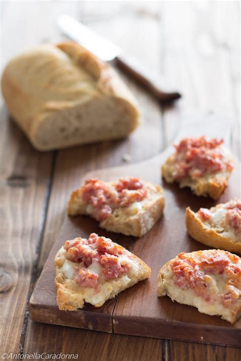 Maybe you would like to learn more about one of these? Crostini salsiccia e stracchino, ricetta antipasto caldo
