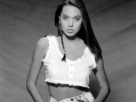 Молодая Angelina Jolie обои 1024x768
