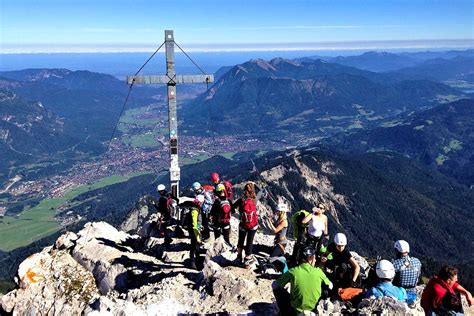 Alpspitz Klettersteig Nordwand Ferrata Alpspitz Gipfel Blick Richtung