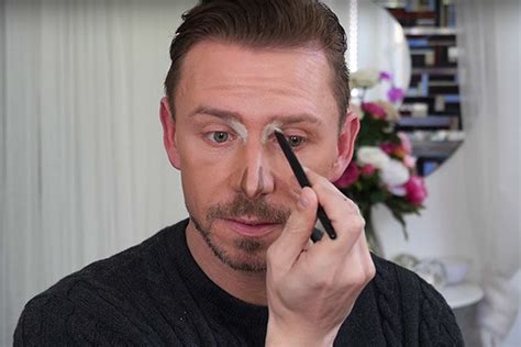 Once you have your lines done, blend them outward toward your cheeks to give that area a more diminished look. 7 Nose Shapes and How to Contour Them | Beautylish