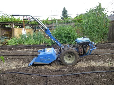 It is the most powerful machine in the range and can be fitted with over 25 different attachments including stone buriers, power harrows, rotary ploughs and flail mowers to name but a few. CC 227 019 1200