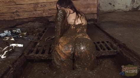 Teen Girl Gets Messy On A Farm And Baths And Covers Herself In Filthy