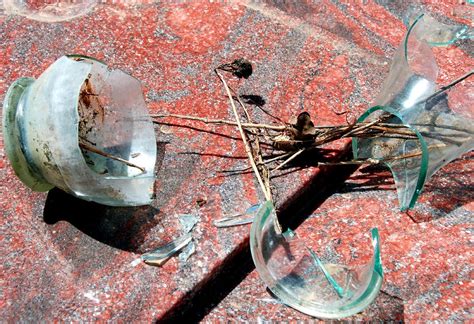 Broken Vase A Broken Vase On A Grave At Samford Cemetery P Flickr