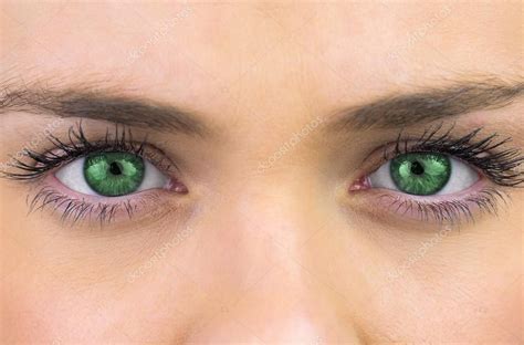 Bright Green Eyes On Pretty Female Face Looking At Camera Grüne Augen