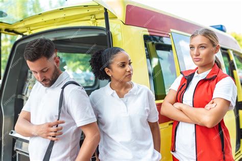 les ambulanciers paramédicaux et le médecin debout à l arrière de l ambulance le médecin porte