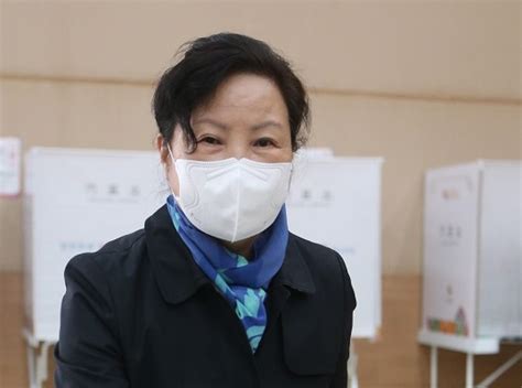 신혼 초 남편(a씨)이 성관계를 시도하다가 실패한 후로 잠자리를 회피했다면서 아이를 갖자고 해도 경제적 이유로 반대했다고 a씨에게 책임을 돌렸다. 포착 권양숙 여사, 김해서 한표 행사… 소감묻자 인사만-국민일보