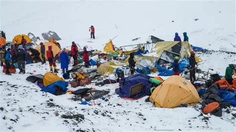 Photographer Documents Aftermath Of Mt Everest Avalanche Abc News