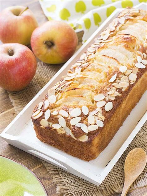 Questo plumcake alle mele è stato una rivelazione, avevo delle mele che di lì a poco sarebbero andate a male, così invece di buttarle ho realizzato questo soffice e leggero plumcake! Plumcake alle mele e yogurt | Ricetta | Plumcake, Ricette ...