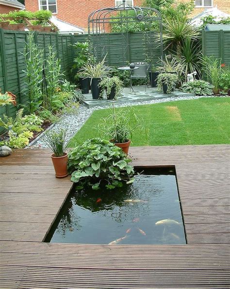 Petit bassin à l'eau très claire en plein milieu d'un jardin de rêve. 1001 + astuces pour réussir l'aménagement d'un petit ...