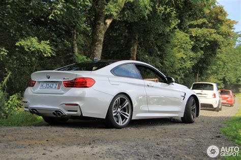 Bmw m4 competition coupé, bmw m4 coupé and bmw m440i xdrive coupé. White BMW M4 Looks Superb!