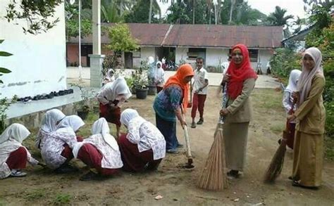 Dari berbagai gambaran kerja sama di sekolah yang telah ada selama ini, kita bisa mengambil pelajaran positif dari kerja sama. Gotong Royong Membersihkan Lingkungan Sekolah Steemit