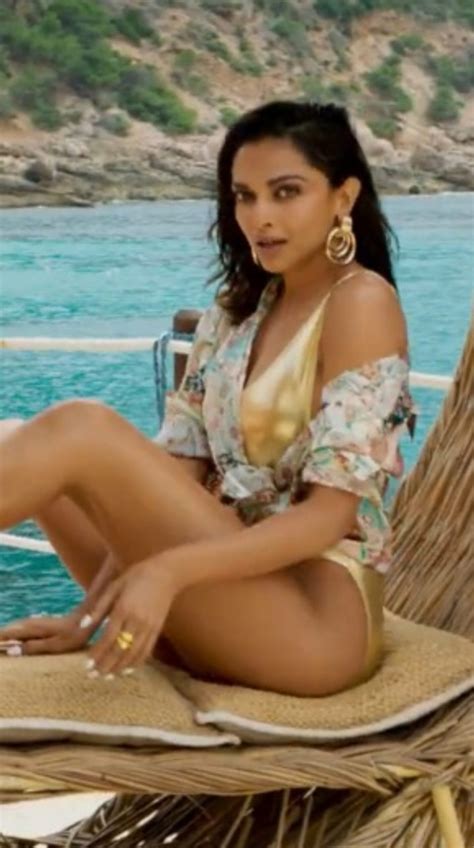 pathaan deepika padukone flaunts her curvy figure in bikini see viral pics