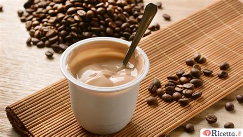 100 grammi di ricotta light, 320 grammi di yogurt greco bianco al 5% di grassi, 60 grammi di stevia (in alternativa 120 grammi di zucchero bianco o di canna, in questo caso le calorie saliranno), 1 cucchiaio di caffè solubile. Ricetta Yogurt al caffè - Consigli e Ingredienti | Ricetta.it