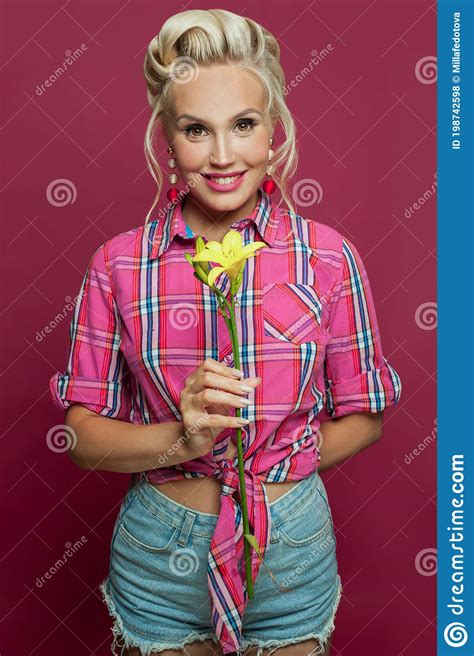 Linda Mujer De Pinup Con Flores En Rosa Foto De Archivo Imagen De