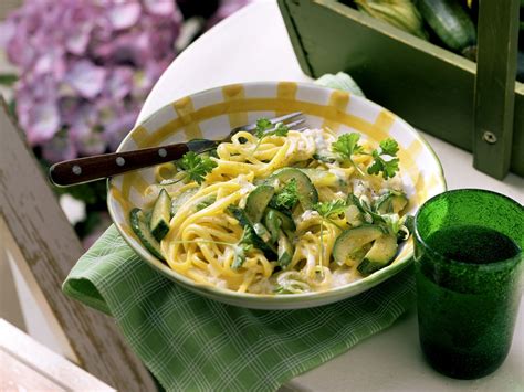Pasta mit Zucchini -Sahnesoße Rezept