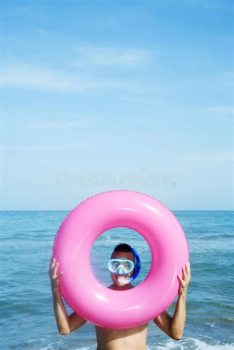 L Uomo Sulla Spiaggia Con La Maschera Di Immersione Subacquea E La Nuotata Suonano Immagine