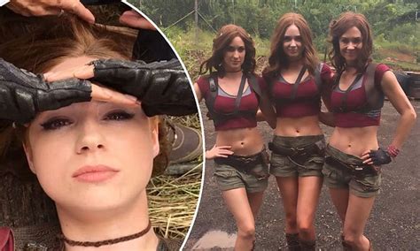 Karen Gillan Poses With Two Identical Stunt Doubles On The Set Of Jumanji In Hawaii Daily Mail